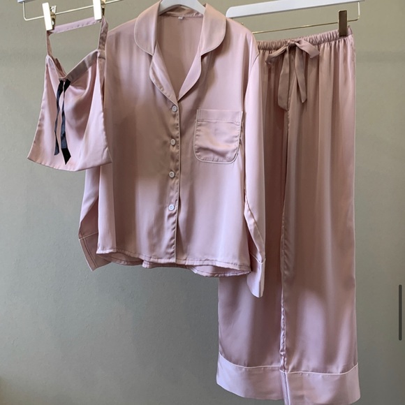 two piece luxury satin silk pajama set - Picture 3 of 7